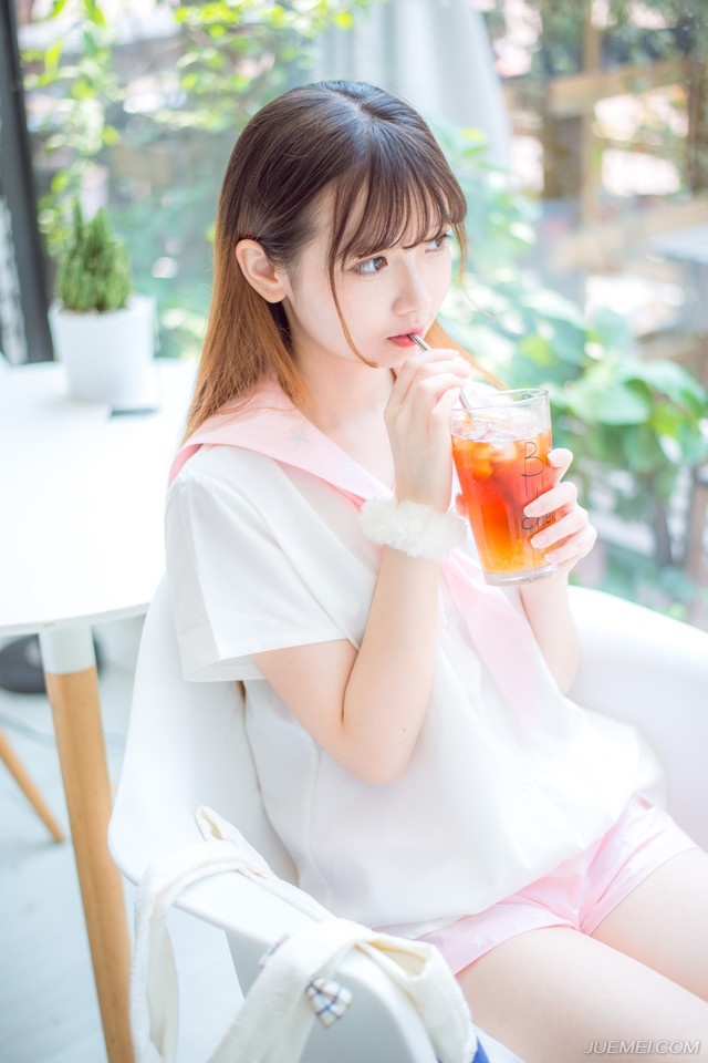 那段岁月，无论从何种角度读你，你都完美无缺，你所缺少的部分，也早已被我用想象的画笔填满。